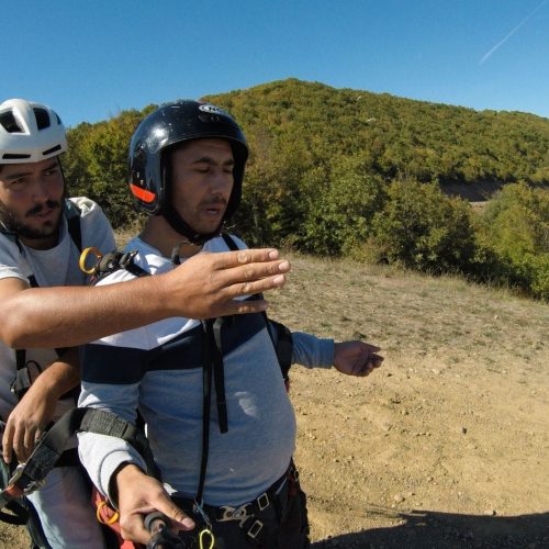"Tekirdağ yamaç paraşütü deneyimi sırasında gökyüzünde özgürlüğü hissedin! Uçmakdere'nin eşsiz manzaraları eşliğinde adrenalin dolu anlar yaşayın." Tekirdağ yamaç paraşütü kalkış anı